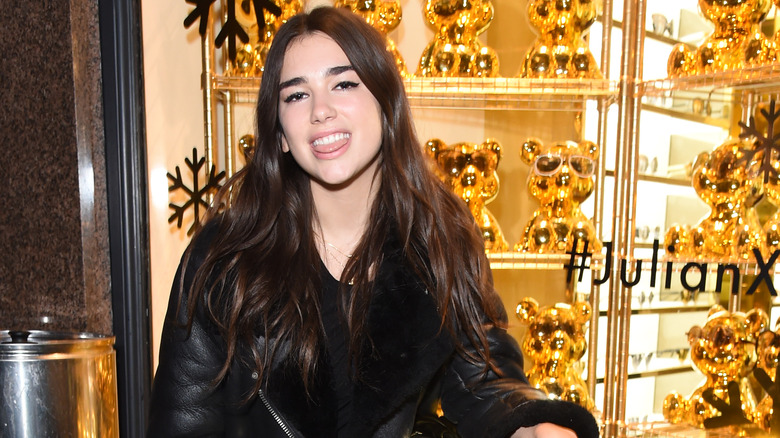 Dua Lipa souriant, la langue tirée