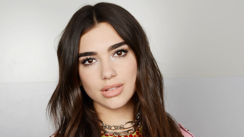 Dua Lipa regarde la caméra