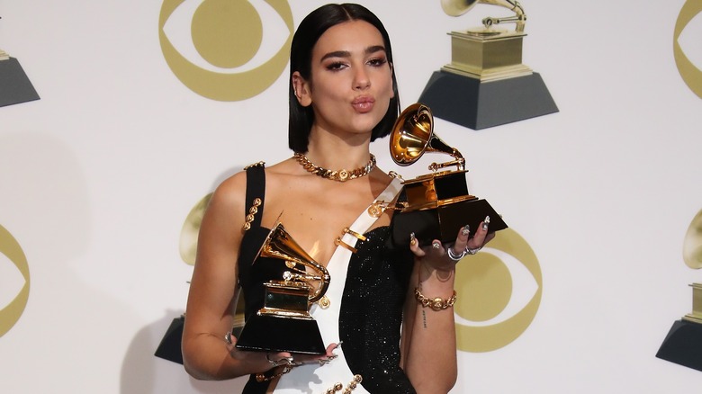 Dua Lipa posant avec ses Grammy Awards