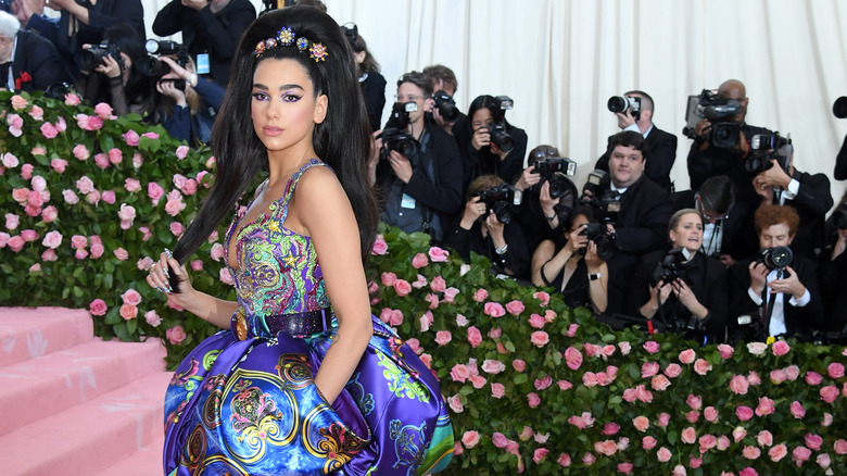 Dua Lipa posant au Met Gala