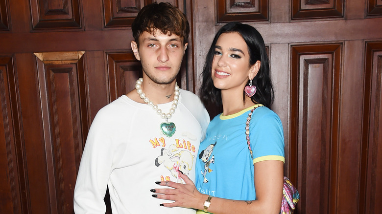 Dua Lipa et Anwar Hadid dans une étreinte, posant