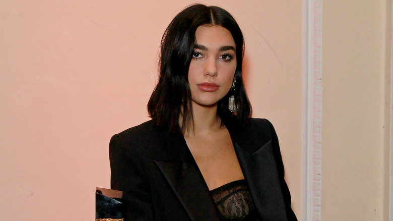 Dua Lipa posant pour la caméra