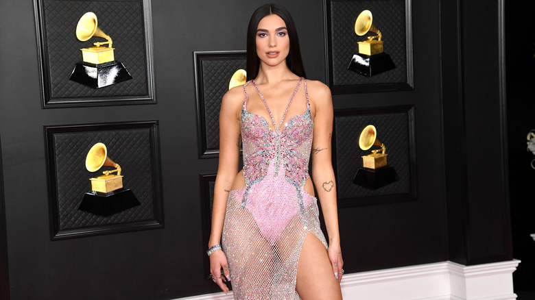 Dua Lipa posant aux Grammy Awards