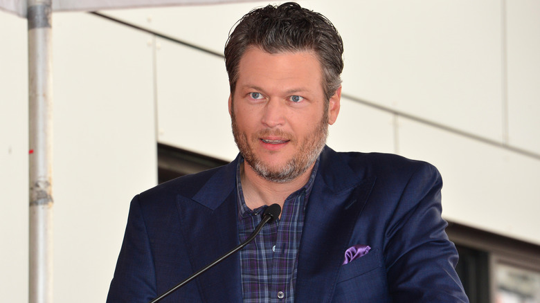 Blake Shelton s'exprimant au micro