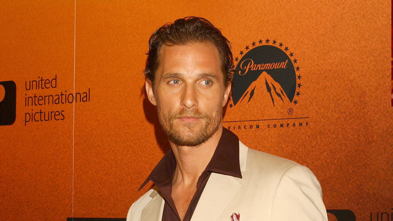 Matthew McConaughey pose en costume beige en 2005