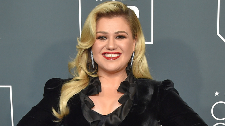 Kelly Clarkson souriante sur le tapis rouge