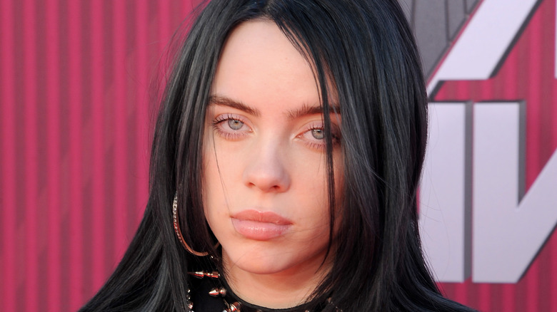 Billie Eilish avec une expression sérieuse