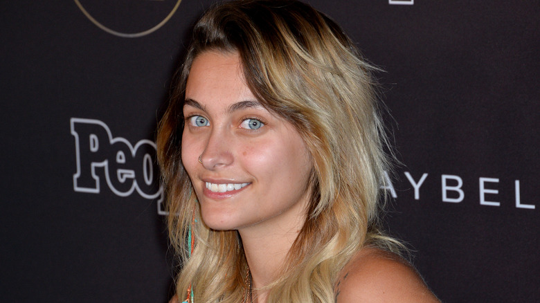 Paris Jackson souriant sur tapis rouge 