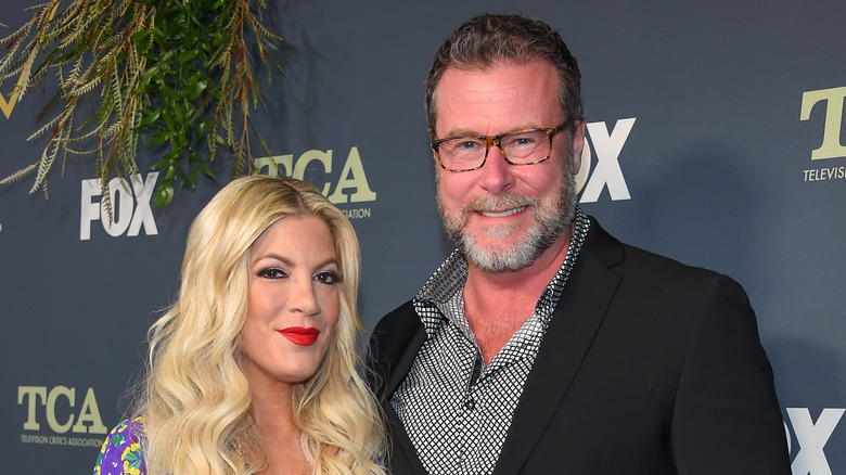 Tori Spelling et Dean McDermott souriant