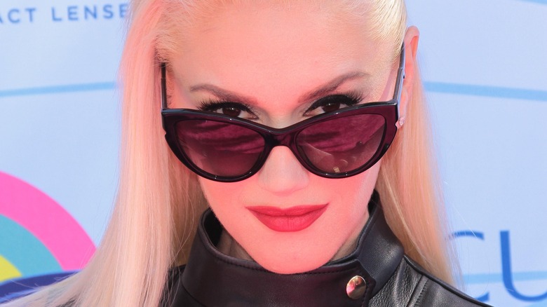 Gwen Stefani portant des lunettes de soleil