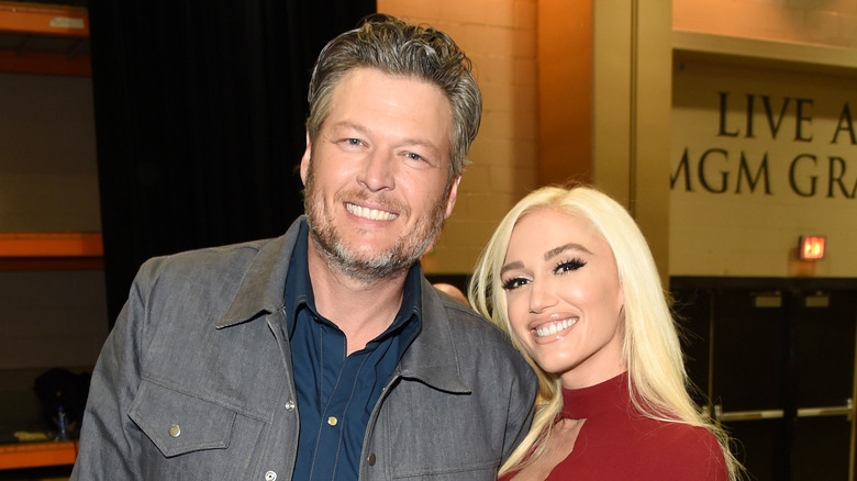 Blake Shelton et Gwen Stefani souriant