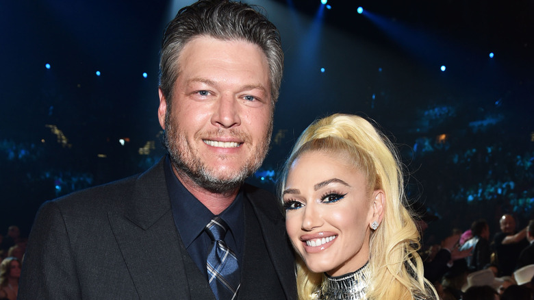 Blake Shelton et Gwen Stefani souriant