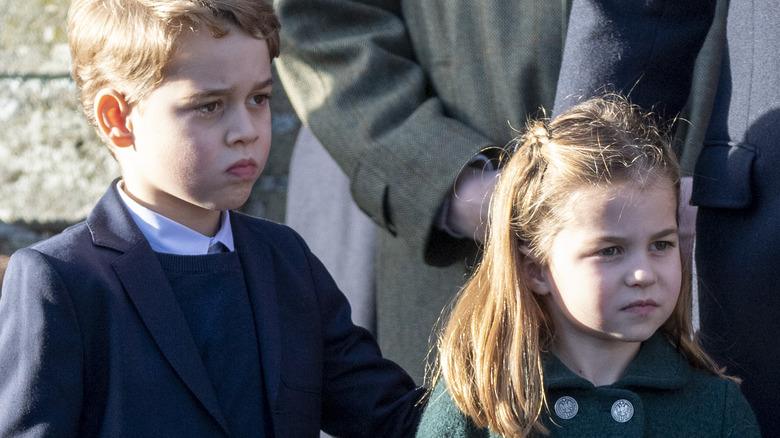 prince george et princesse charlotte à l'extérieur