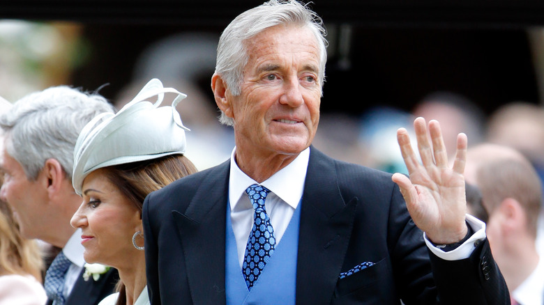 Le beau-père de Pippa Middleton, David Matthews, fait signe de la main