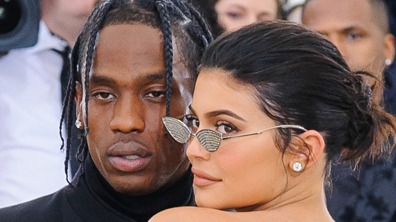 Travis Scott et Kylie Jenner lors d'un événement