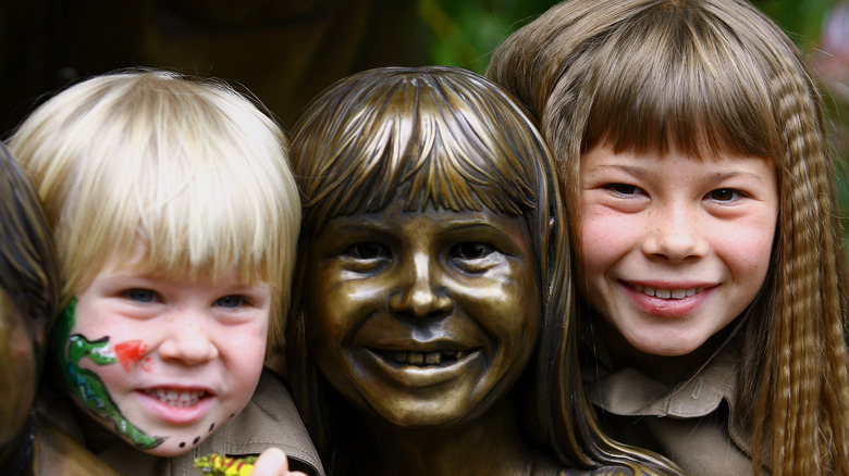 Robert et Bindi Irwin posent avec une statue de la famille en 2007