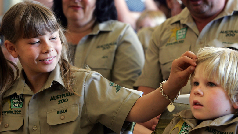 Bindi Irwin ajuste les cheveux de Robert Irwin en 2008