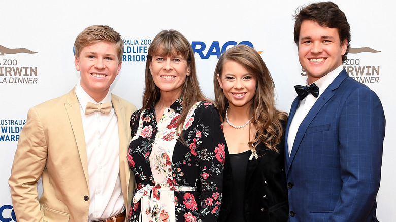 Robert Irwin, Terri Irwin, Bindi Irwin et Chandler Powell en 2019