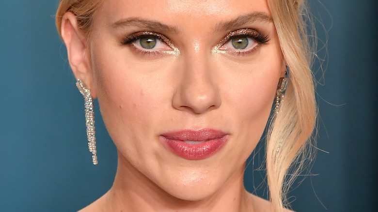 Scarlett Johansson avec un léger sourire sur le tapis rouge