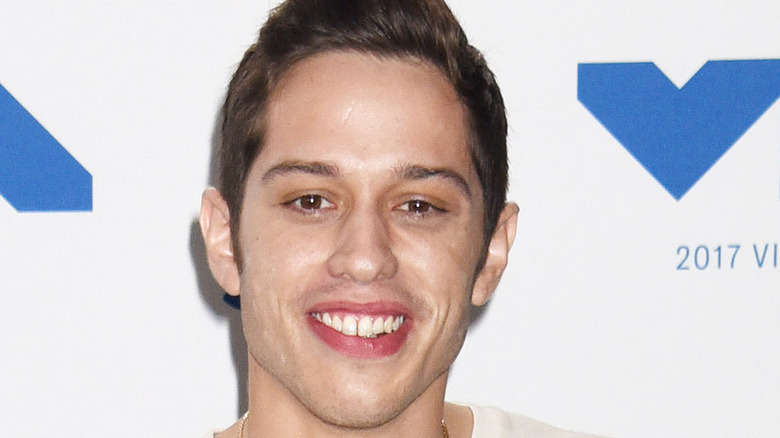 Pete Davidson souriant sur le tapis rouge de la VMA