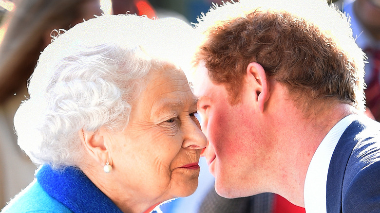 Le prince Harry chuchote à la reine Elizabeth II souriante en 2015