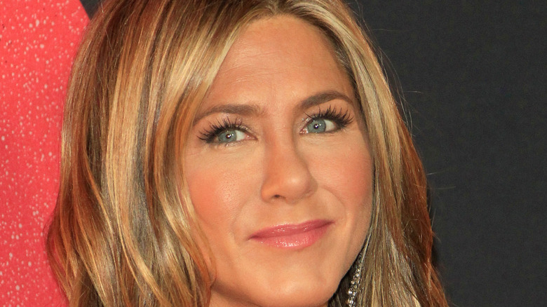 Jennifer Aniston souriante sur le tapis rouge