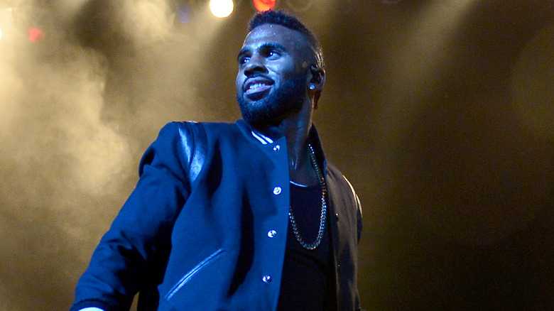 Jason Derulo souriant sur scène