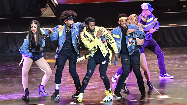 Jason Derulo et son équipe de danse en spectacle