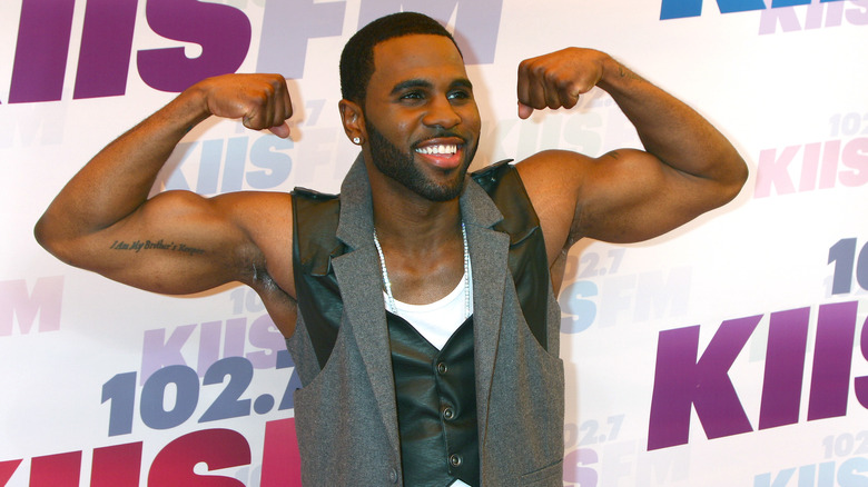 Jason Derulo fléchit les muscles