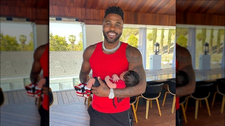 Jason Derulo tenant son fils nouveau-né