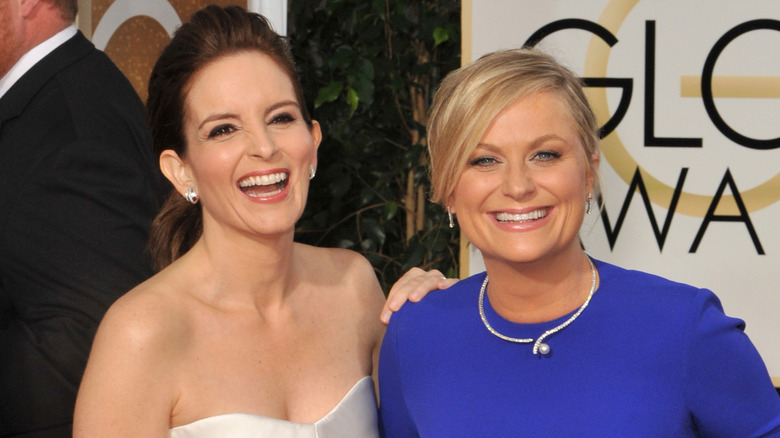 Tina Fey et Amy Poehler souriantes