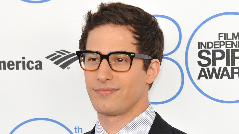 Andy Samberg souriant légèrement