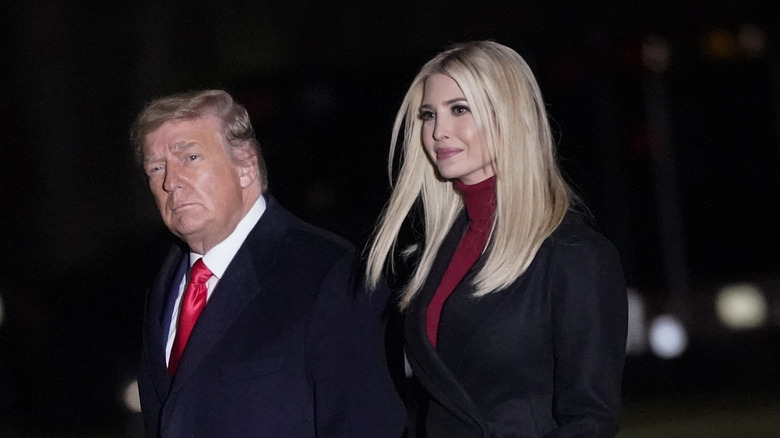 Ivanka Trump et Donald Trump sur la pelouse de la Maison Blanche