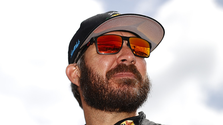 Martin Truex Jr regarde le ciel sur la piste de course