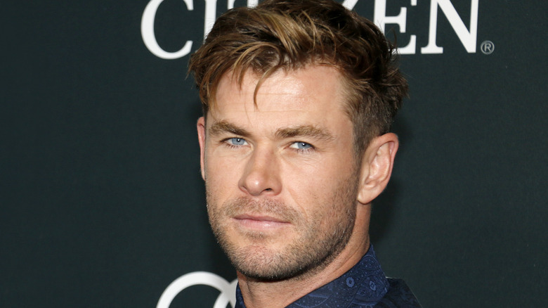 Chris Hemsworth portant une chemise bleue