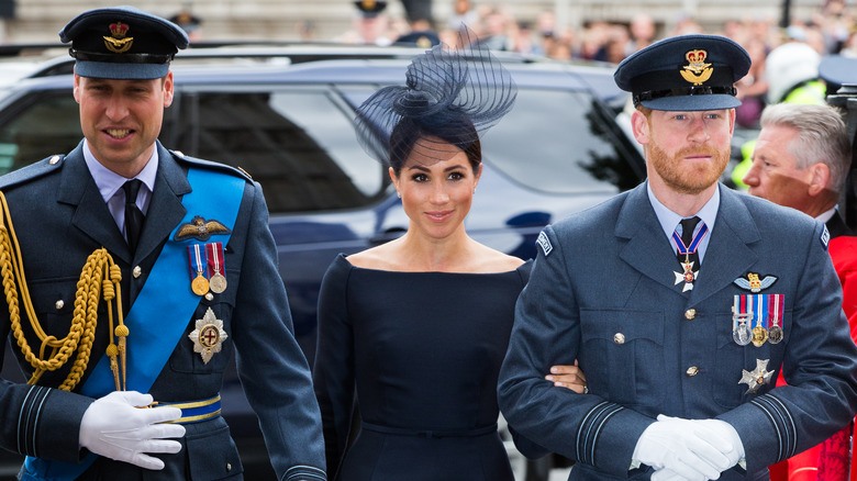 Le prince William, Meghan Markle et le prince Harry marchant