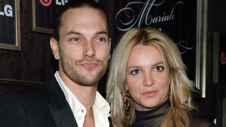 Kevin Federline et Britney Spears posant sur le tapis rouge