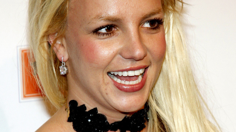 Britney Spears souriante sur le tapis rouge