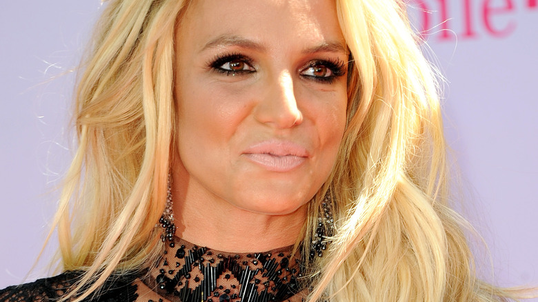 Britney Spears posant sur le tapis rouge