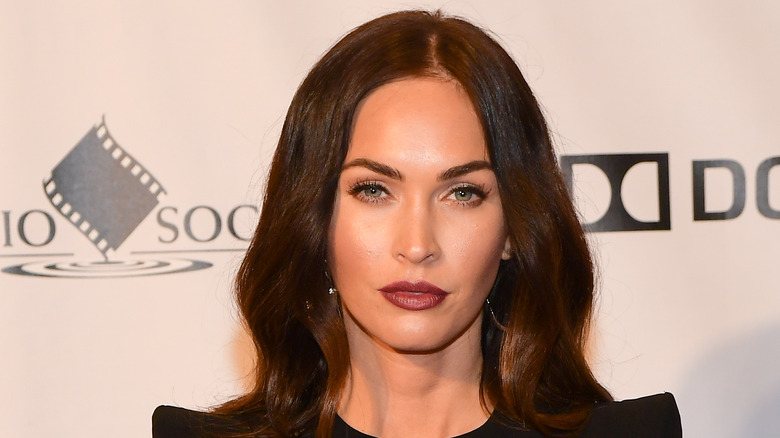 Megan Fox avec du rouge à lèvres foncé