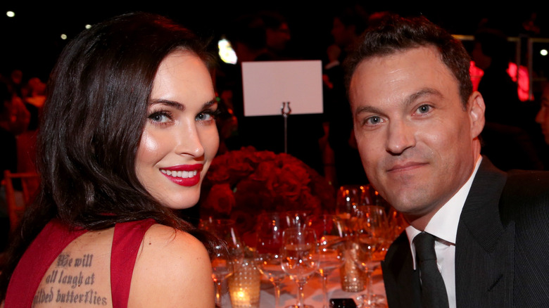 Megan Fox et Brian Austin Green assis à une table