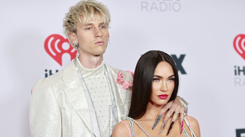 Machine Gun Kelly avec son bras autour de Megan Fox