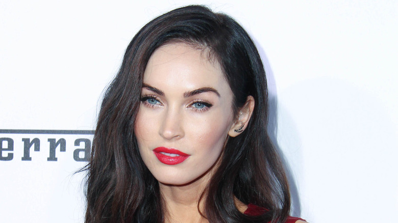 Megan Fox en robe rouge