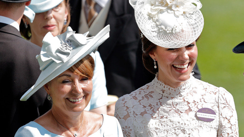 Kate et Carole Middleton rient ensemble.