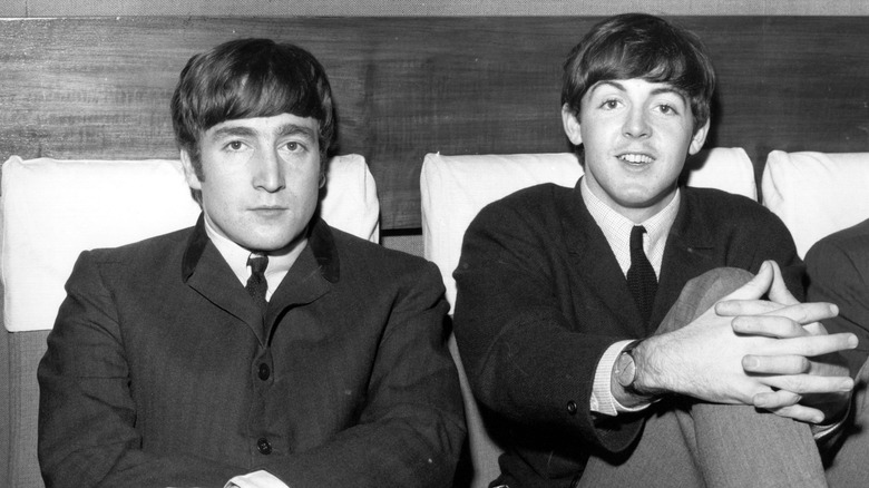 Paul McCartney et John Lennon, tous deux assis