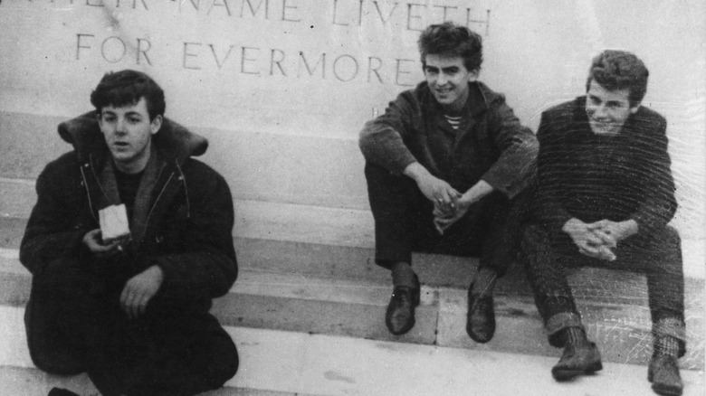 Paul McCartney assis avec Pete Best et George Harrison