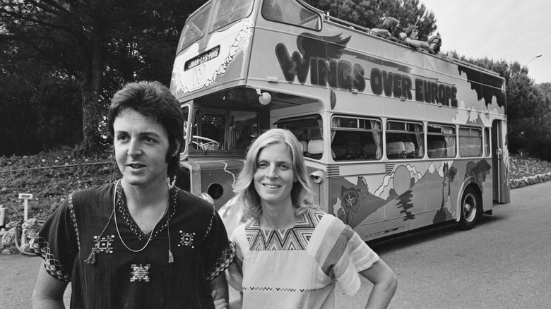 Paul McCartney et Linda McCartney, debout devant un bus à impériale