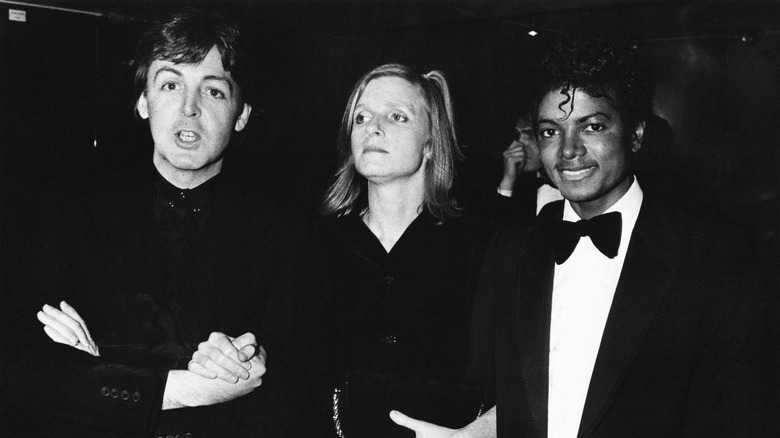 Paul McCartney, Michael Jackson et Linda McCartney, tous posant