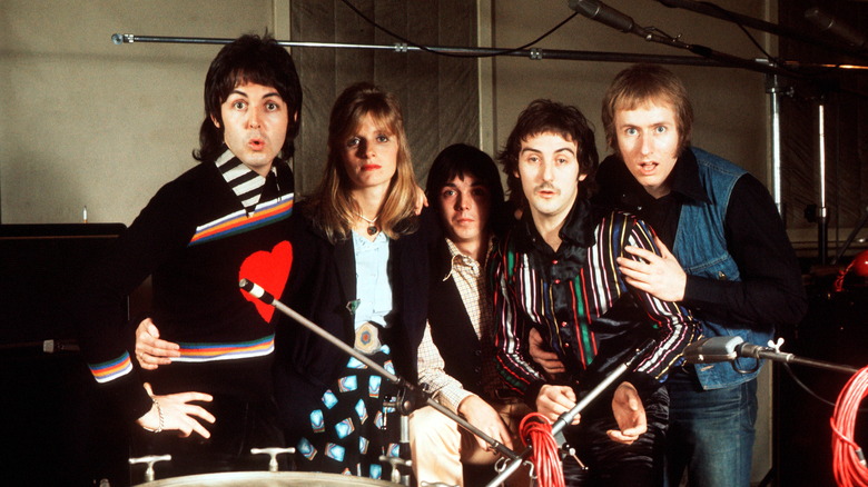 Paul McCartney, Linda McCartney, Jimmy McCulloch, Denny Laine et Geoff Britton posant