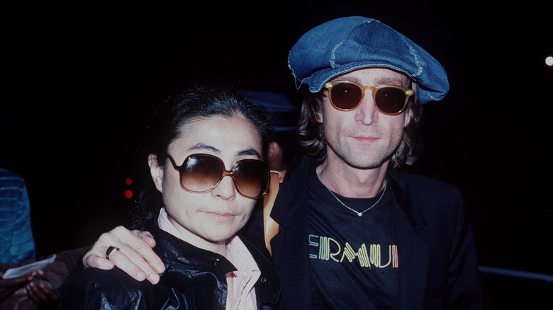 John Lennon et Yoko Ono, bras dessus bras dessous